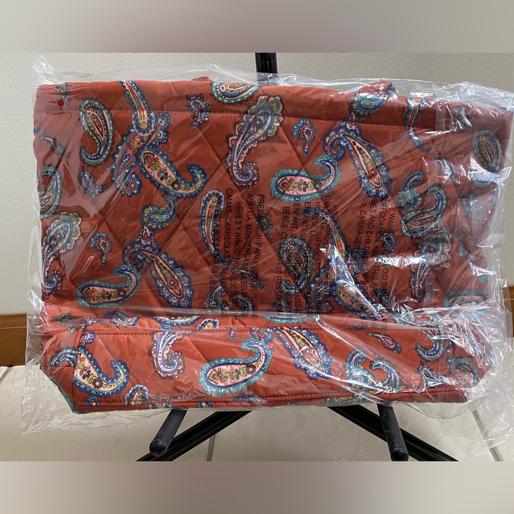 Vera Bradley Outlet East West Tote “Manor Paisley”. NWT - Picture 3 of 4